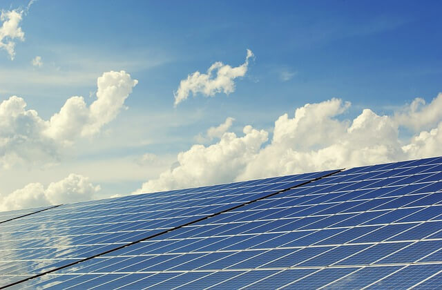 太陽光発電の買取価格半減でインフラファンドの危機？
